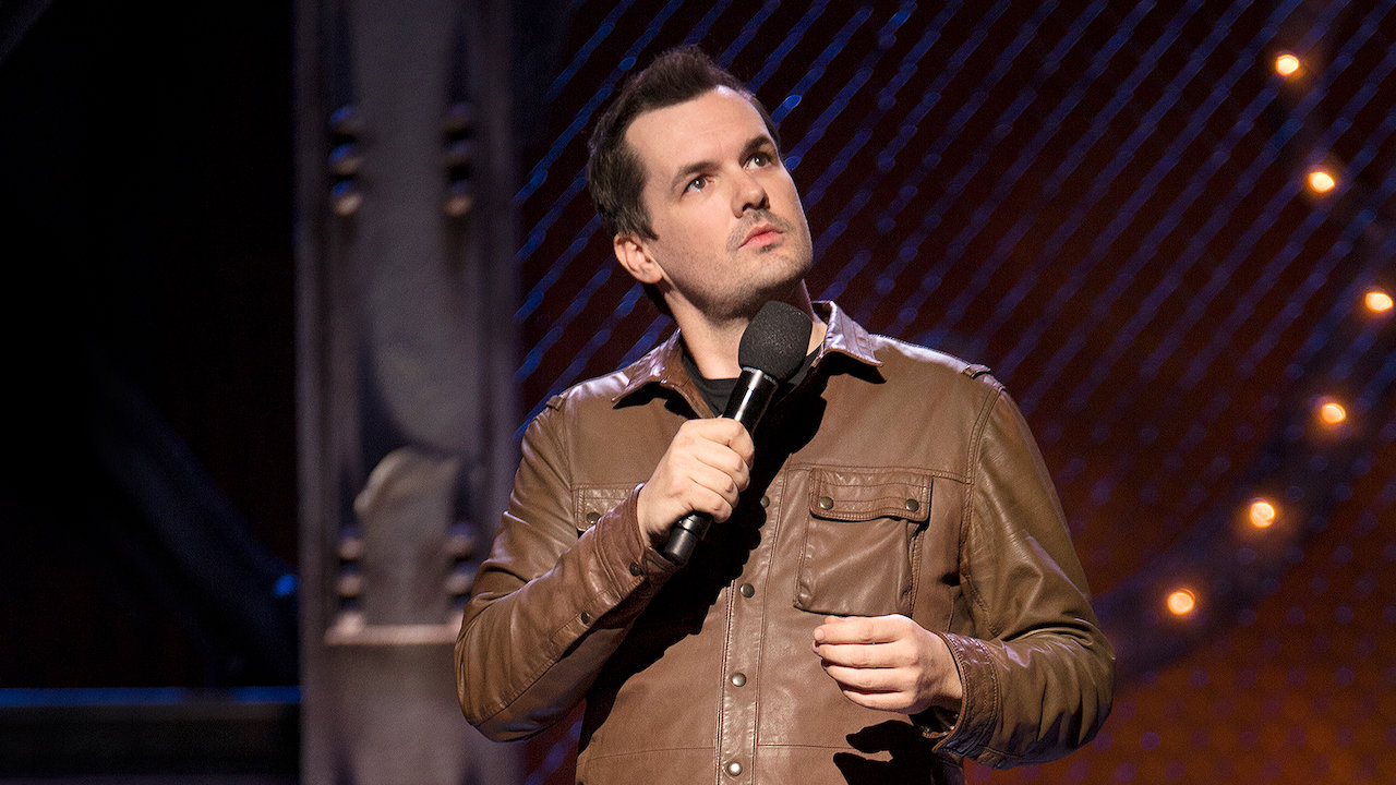 Penampilan Jim Jefferies dalam Bare dengan jaket kulit berwarna cokelat